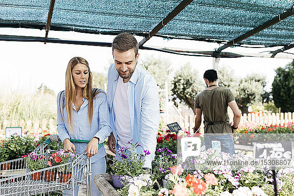 Ehepaar beim Blumenkauf in einem Gartencenter