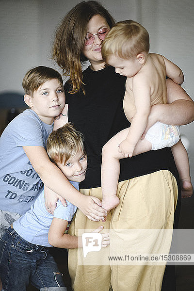 Porträt der Mutter mit ihren drei Söhnen zu Hause