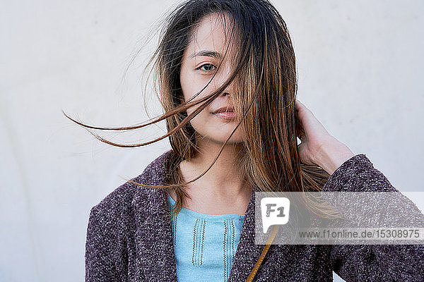 Bildnis einer Frau mit windgepeitschtem Haar