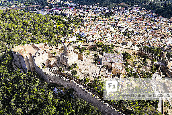 Luftaufnahme der Burg von Capdepera durch Wohngebäude im Dorf