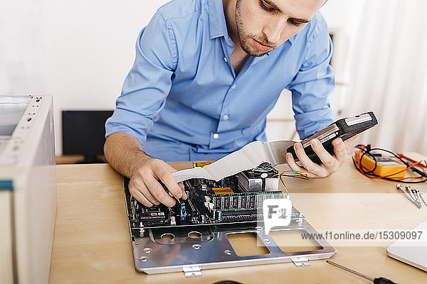 Techniker  der einen Desktop-Computer repariert