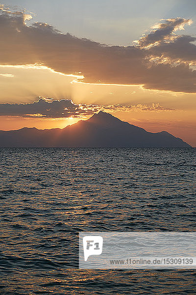 Griechenland  Chalkidiki  Meer und Berg Athos bei Sonnenaufgang