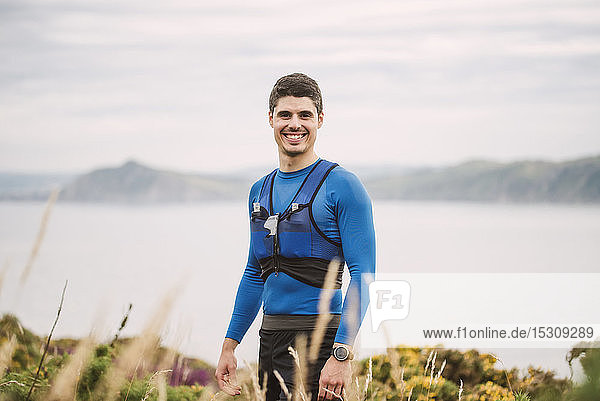 Porträt eines lächelnden Wanderläufers in den Bergen  Ferrol  Spanien