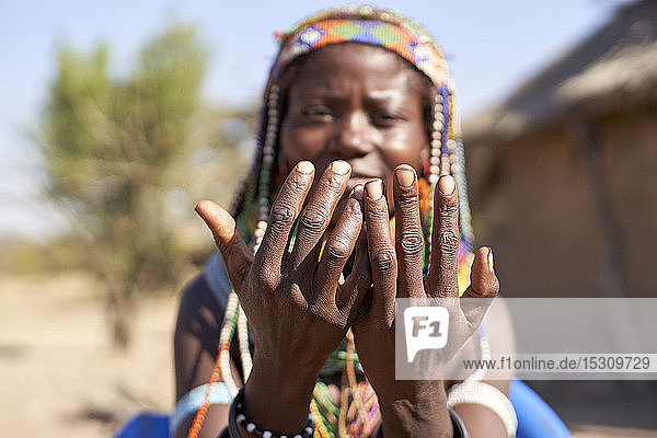 Detail der Hände einer traditionellen Muhila-Frau  Congolo  Angola