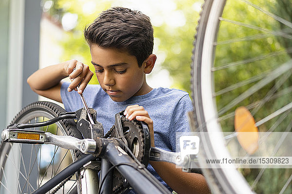 Junge repariert sein Fahrrad