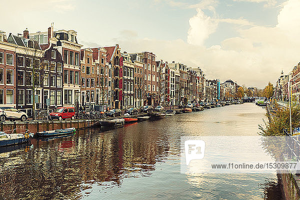 Kanal im historischen Zentrum von Amsterdam  Niederlande