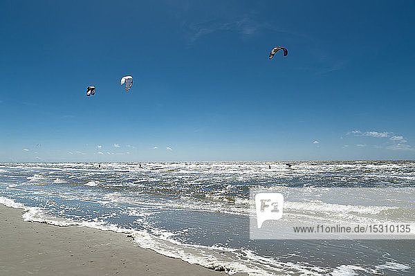 Deutschland Schleswig-Holstein Sankt Peter-Ording Kitesurfer in der Nordsee