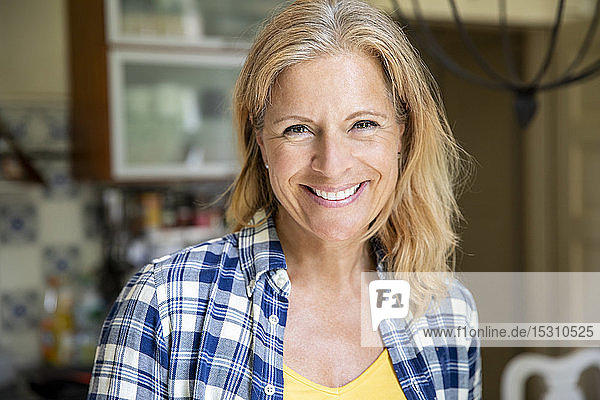 Porträt einer lächelnden reifen Frau zu Hause