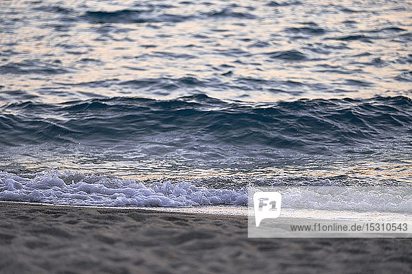 Griechenland  Chalkidiki  Nahaufnahme der Welle am Strand bei Sonnenuntergang