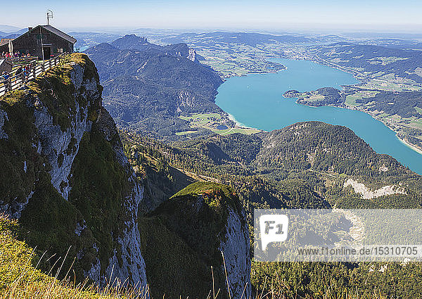 Himmelspforte Schafberg auf Berggipfel mit See an sonnigem Tag