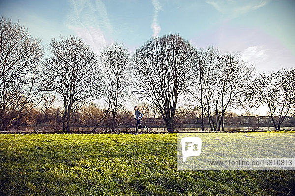 Junger Mann joggt in einem Park