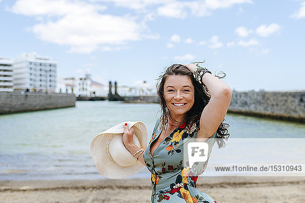 Frau mit weißem Sonnenhut im Hafen von Arrecife  Spanien