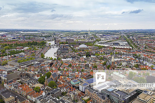 Luftaufnahme der Stadt Haarlem bei bewölktem Himmel