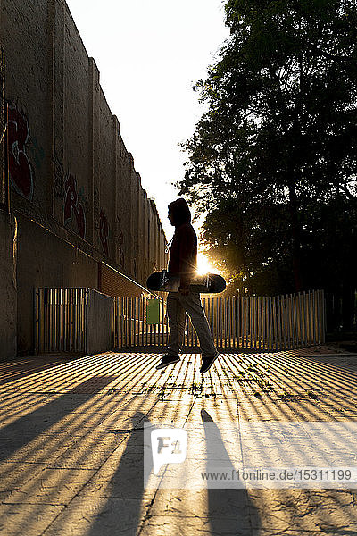 Silhouette eines Skaters  der bei Gegenlicht in die Luft springt