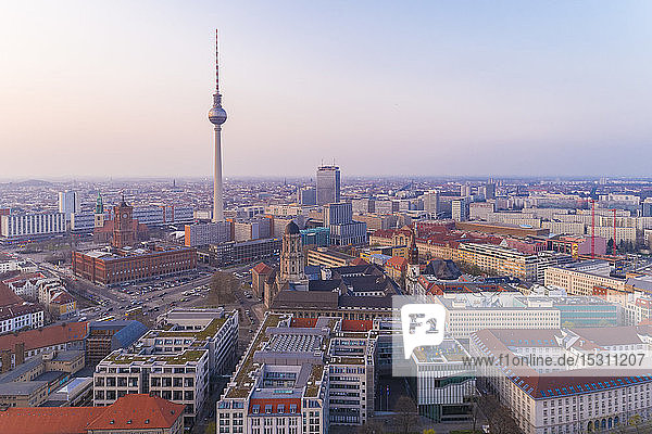 Hochwinkelansicht des Fernsehturms in Berlin Stadt gegen den Himmel