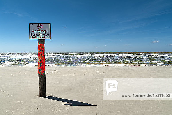 Deutschland Schleswig-Holstein Sankt Peter-Ording Warnschild am Strand