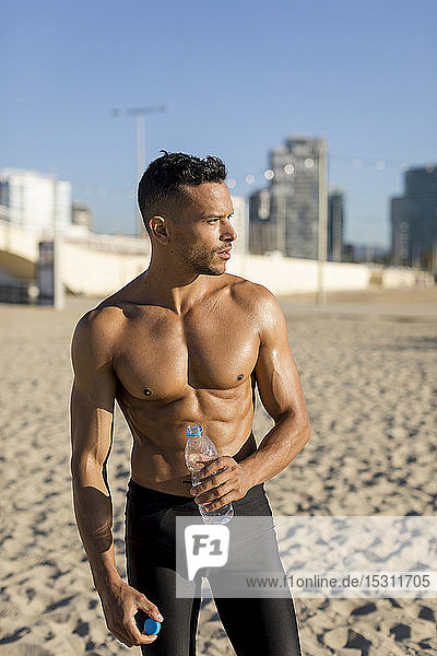 Sportlicher  barbusiger Mann am Strand