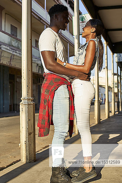 Auf der Straße stehendes flirtendes Paar in Mabuto  Mosambik
