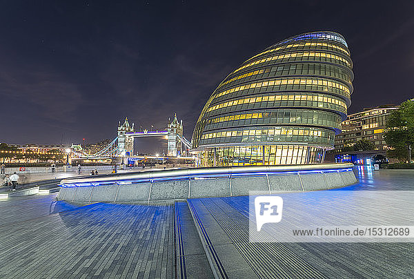 Londoner Rathaus an der Themse  London  UK
