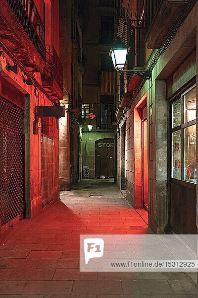 Rot beleuchtete Gasse im Gotischen Viertel  Barcelona  Spanien