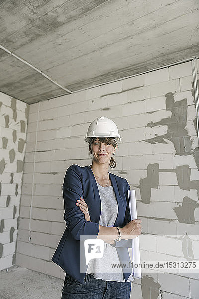 Porträt einer Architektin auf der Baustelle