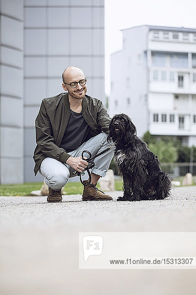Mann und sein Hund in der Stadt