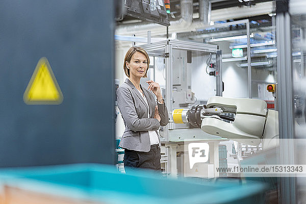 Porträt einer selbstbewussten Geschäftsfrau in einer modernen Fabrik