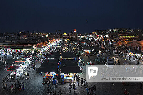 Erhöhter Blick auf den Djemaa el Fna bei Nacht  Marrakesch  Marokko