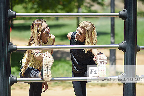 Reife Frau trainiert mit ihrer Tochter in einem Park