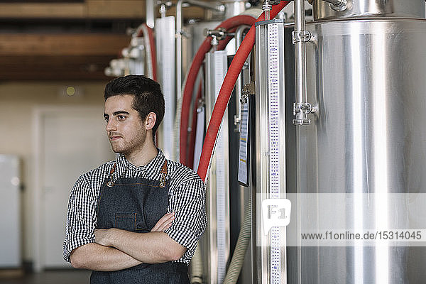 Porträt eines jungen Brauers in einer Brauerei