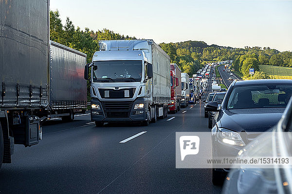 Rettungsspur  Autos und Lastwagen im Stau am Abend  Deutschland