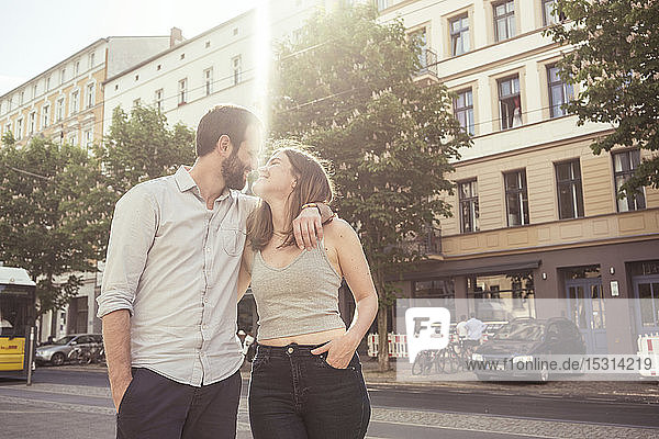 Glückliches junges Paar in der Stadt  Berlin  Deutschland