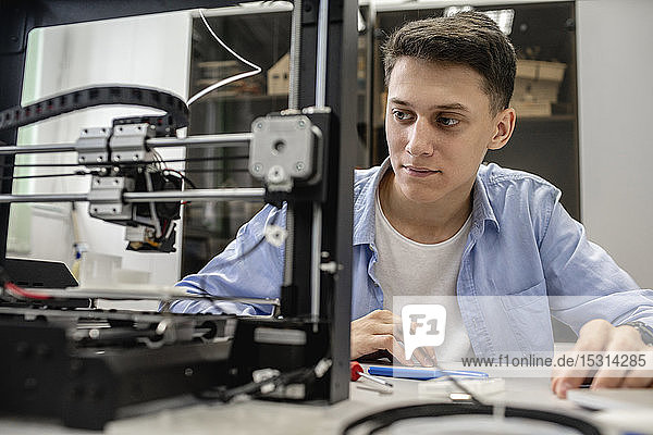 Student setting up 3D printer  close up