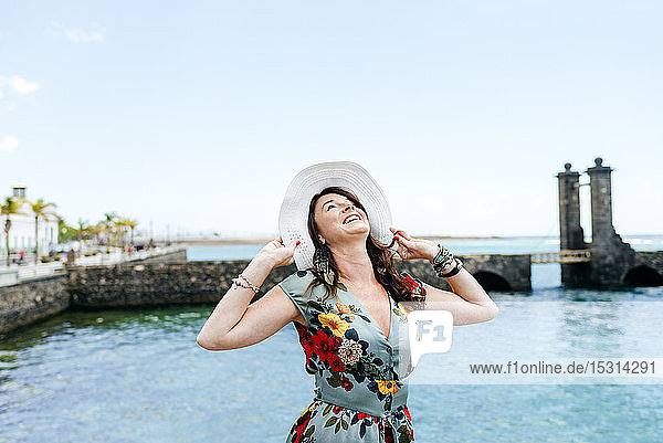 Frau mit weißem Sonnenhut in Arrecife  Spanien