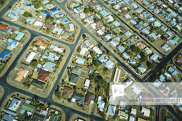 Luftaufnahme der Häuser und Straßen eines Wohnviertels in Bundaberg  Queensland  Australien