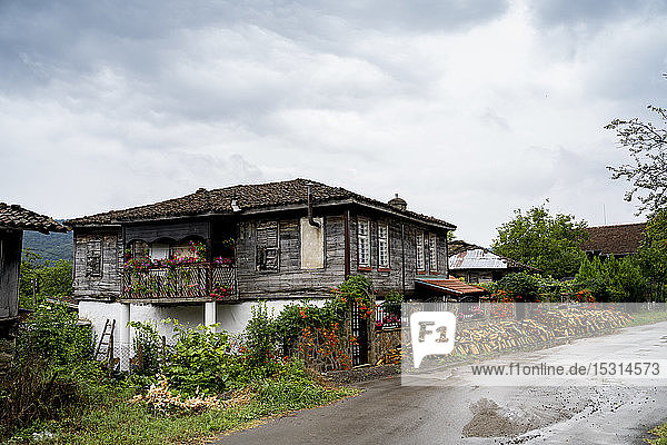 Straße und Haus in einem Dorf  Bulgarien