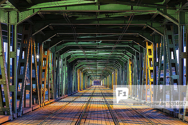 Danziger Brücke mit Straßenbahngleis bei Nacht Warschau Polen