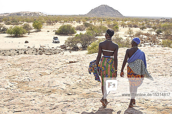 Mukubische Stammesfrauen  Rückansicht  Tchitundo Hulo  Virei  Angola