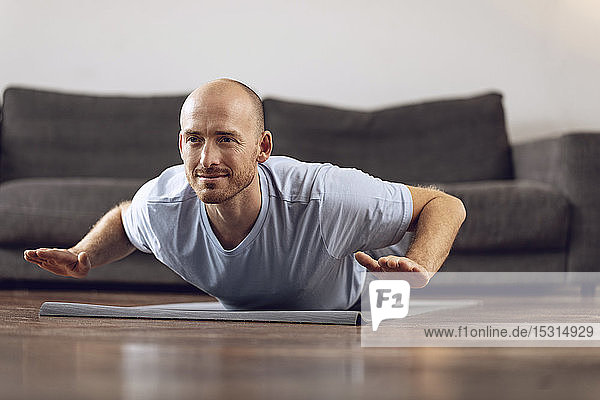Mann macht Yoga zu Hause