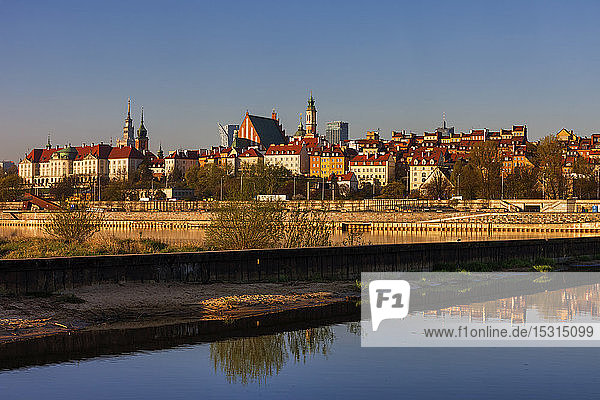Stadtsilhouette bei Sonnenaufgang  Blick über die Weichsel auf die Altstadt  Warschau  Polen