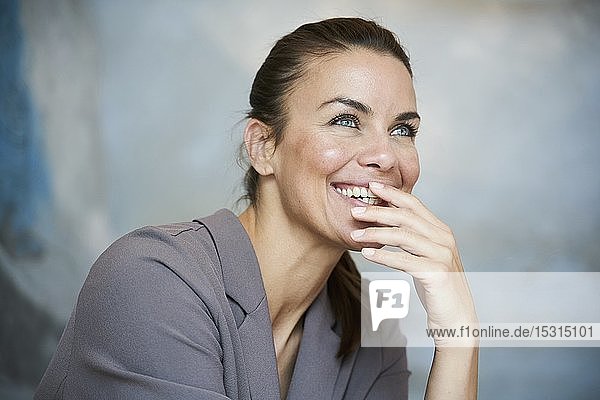 Porträt einer glücklichen brünetten Geschäftsfrau