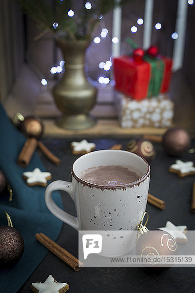 Tasse heiße Schokolade zur Weihnachtszeit