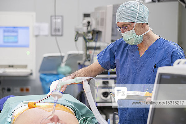 Chirurg während der Operation  Desinfektion