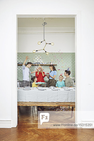 Mutter und Söhne feiern den Geburtstag ihrer Großmutter in ihrer Küche