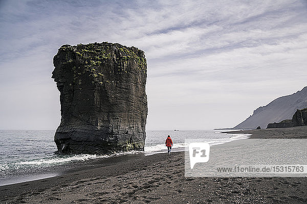 Frau am Lavastrand in Südost-Island  Spaziergang am Meer