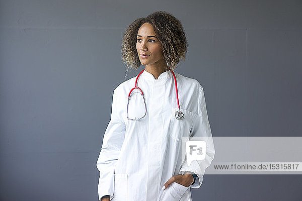 Porträt eines jungen Arztes mit Stethoskop