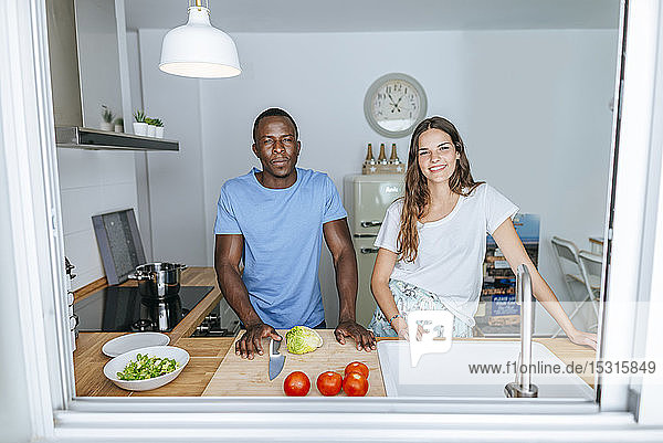 Porträt eines Paares  das in der Küche Salat zubereitet
