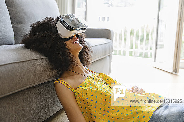 Junge Frau mit Virtual-Reality-Brille