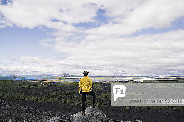 Junge Frau steht auf dem Hverfjall-Krater in der Nähe von Myvatn  Island  und schaut auf Aussicht