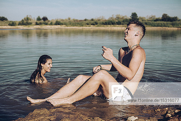 Junges Paar amüsiert sich in einem See